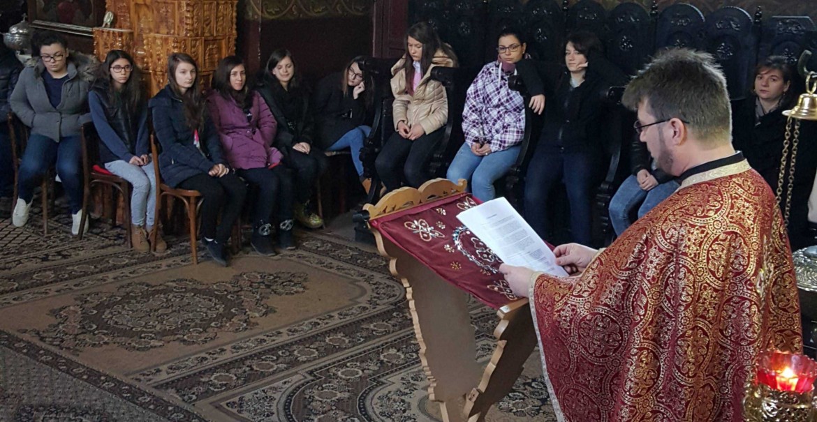 Tinerii din Brezoi au prăznuit Întâmpinarea Domnului